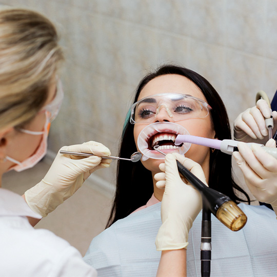 Фото пациента во время ультразвуковой чистки зубов