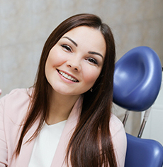 Улыбающаяся пациентка после установки керамических виниров пациентка, которой установили керамические микропротезы